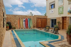 สระว่ายน้ำกลางแจ้ง