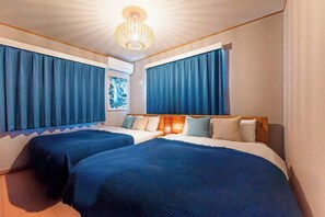 A double room with two beds, a ceiling light fixture, and a window with curtains. - Third Place Tokyo - Aoto - (Tokyo)