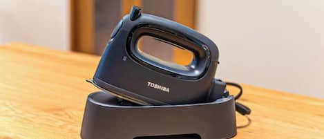 En Toshiba rejse strygejern på et træbord.