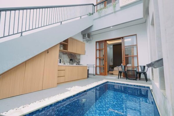 Outdoor pool - The Lavana Nakula Villa Kuta Sunset (Bali)