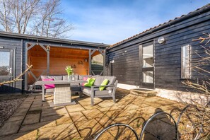 Outdoor dining - Orchard Barn | Sleeps 4 | Hot Tub | Private Garden | EV Charger (Rural Norfolk)