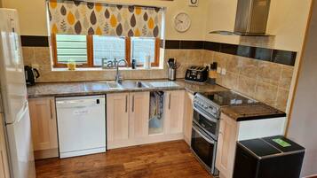 Jääkaappi, mikroaaltouuni, uuni, liesi