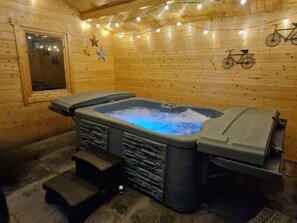 Spa - Orchard Barn | Sleeps 4 | Hot Tub | Private Garden | EV Charger (Rural Norfolk)