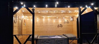 Orchard Barn | Sleeps 4 | Hot Tub | Private Garden | EV Charger