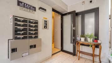 Rebedor d'hotel amb una taquilla d'admissió, un sistema de targetes d'accés fixat a la paret i una porta que condueix a una altra habitació.