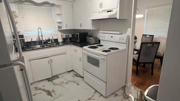 Microondas, horno, placa de cocina, lavavajillas