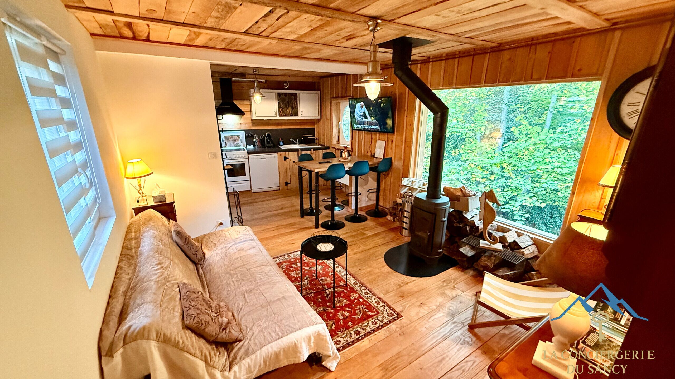 Televisie en een open haard