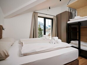 Cribs/infant beds, free WiFi