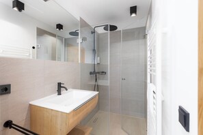 Ferienwohnung mit 3 Schlafzimmern (6 Personen) + Bergblick | Badezimmer | Dusche, Haartrockner, Handtücher, Toilettenpapier
