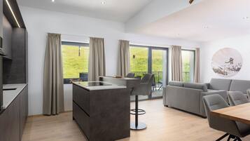 Ferienwohnung mit 3 Schlafzimmern (7 Personen) +. Bergblick | Living area | 40-inch TV with satellite channels