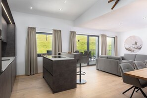 Ferienwohnung mit 3 Schlafzimmern (7 Personen) +. Bergblick | Living area | 40-inch TV with satellite channels