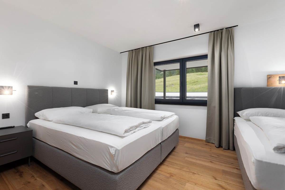 Premium Appartement mit 3 Schlafzimmern (9 Personen) + Bergblick | Cots/infant beds, free WiFi, bed sheets