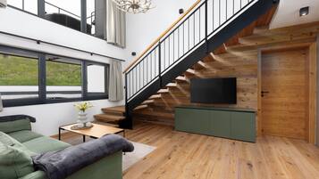 Premium Appartement mit 3 Schlafzimmern (9 Personen) + Bergblick | Living area | 40-inch TV with satellite channels