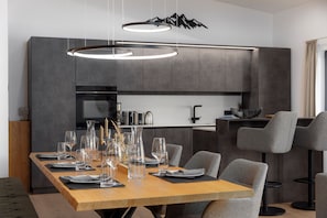 Ferienwohnung mit 3 Schlafzimmern (7 Personen) +. Bergblick | ครัวส่วนตัว | ตู้เย็นขนาดใหญ่, ไมโครเวฟ, เตาอบ, เตาประกอบอาหาร