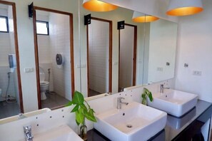 A bathroom with three sinks, a mirror, and a potted plant. - Red Panda Hostel & Cafe (Chiang Mai)