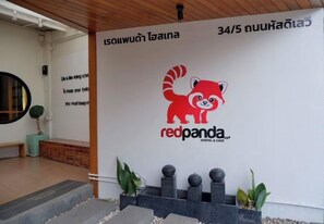 Property grounds - Red Panda Hostel & Cafe (Chiang Mai)