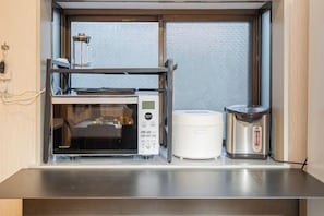 A kitchenette with a microwave, rice cooker, and a small oven. - 1-min station/4 lines/Kiyoka Villa (Tokyo)