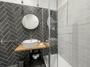 Shower, hair dryer, bidet, towels - Bed and Breakfast Casa Valentina (Rome)