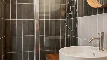 Douche, sĂšche-cheveux, bidet, serviettes fournies