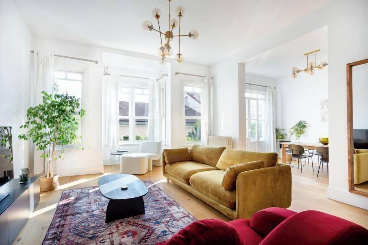 Iron/ironing board, cribs/infant beds