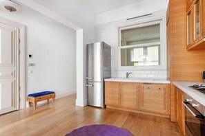 Iron/ironing board, cribs/infant beds