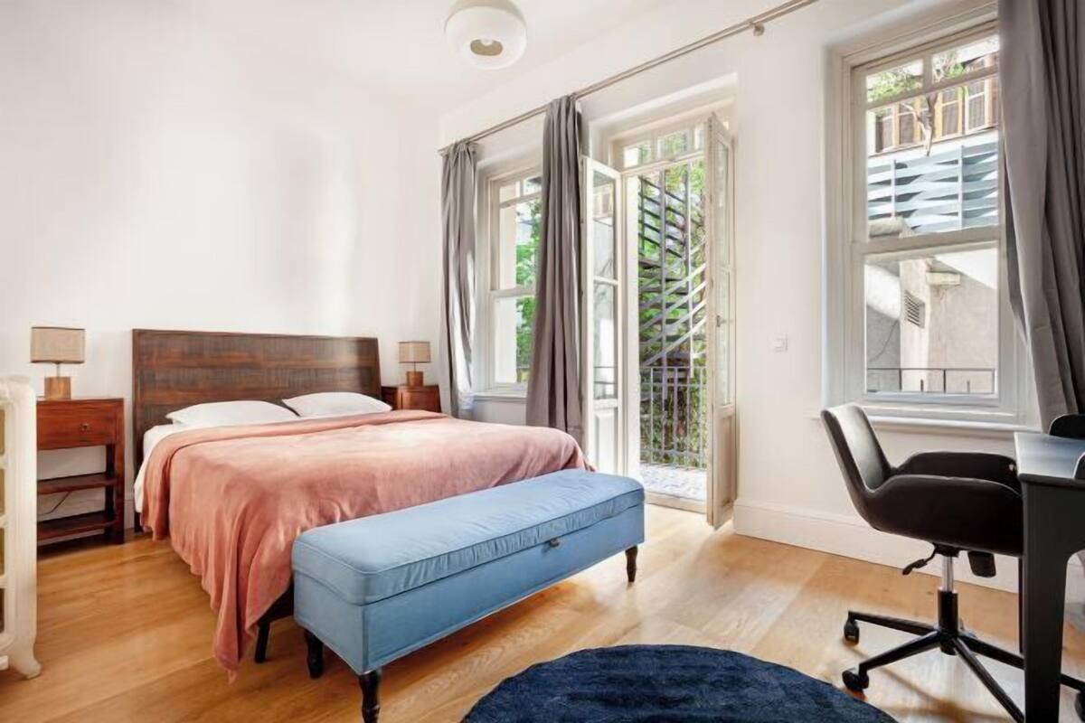 Iron/ironing board, cots/infant beds