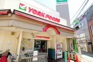 Un magasin York Foods avec une entrée bien dégagée, un parking et une enseigne visible au-dessus de l’entrée.