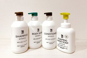 Four bottles of botanical personal care products. - 【Family Welcome】Maisonette 3LDK in Yayoi-cho, Itabashi Ward (110㎡) (Tokyo)