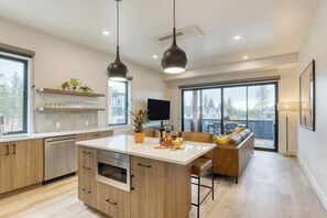 Interior - Mins to Old Bend, Hot Tub + Deck | Aerie 3BDR King (Bend)