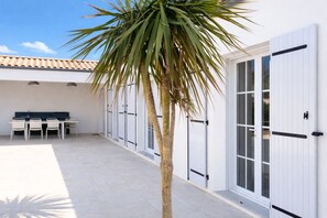 Outdoor dining - NEW ! - New 6-person villa, heated pool & great comfort (Saint-Augustin)