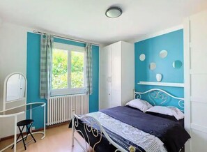 3 makuuhuonetta, silitysrauta/-lauta, Wi-Fi, vuodevaatteet