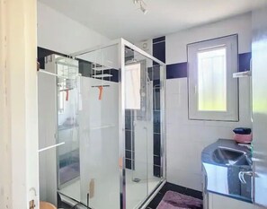 Secadora de cabello, toallas, papel de baño