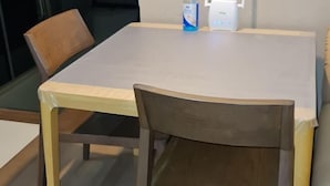 Une table à manger avec une chaise en bois.