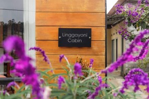 A wooden cabin with a sign reading 'Linggayoni Cabin.' - Cabin Linggayoni Dieng (Batur)