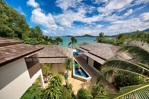A resort with multiple buildings, a swimming pool, and a view of the sea. - Baan Benjamart (Koh Samui)