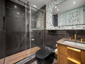 Bruser, hårtørrer, håndklæder