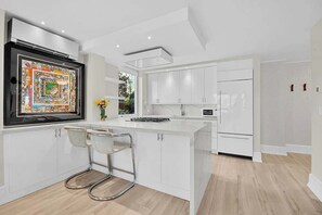 Kjøleskap, mikrobølgeovn, ovn og kokeplater