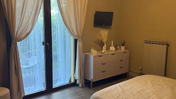 1 habitación, tabla de planchar con plancha, wifi gratis y ropa de cama