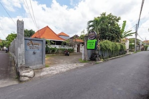 A gated entrance with a sign indicating an urban view. - Urbanview Asung 2 Guesthouse near Canggu (Bali)