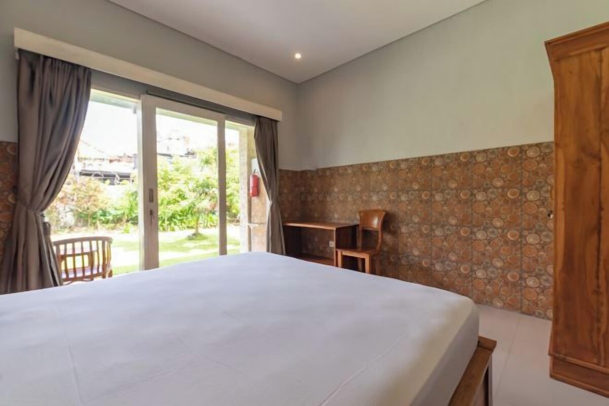 Un dormitorio con cama, escritorio y silla.