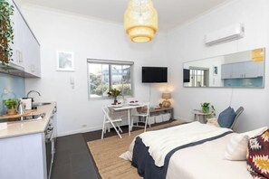 Room - Cozy beachfront studio with aircon (North Bondi)