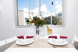 Room - Cozy beachfront studio with aircon (North Bondi)