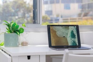 Room - Cozy beachfront studio with aircon (North Bondi)