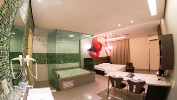 Superior Suite with Hydro | Bathroom | Free toiletries, hair dryer, towels, soap