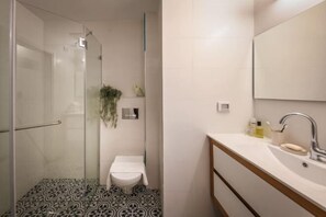 Room - Stylish 2BR Apt w Balcony 5 min From Tel Aviv Port (Tel Aviv)