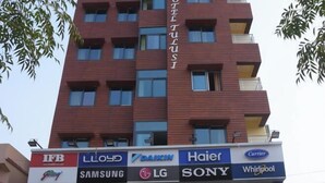 Un hôtel à la façade rouge et aux nombreuses fenêtres.