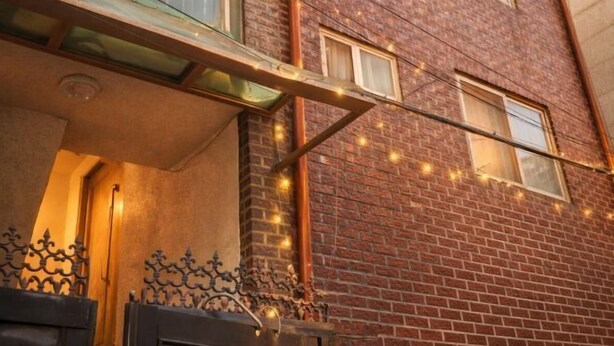 A brick building with a balcony, a window, and string lights. - Turtle Stay Seoul-- the Center of Seoul #Cozy Apartment (Seoul)