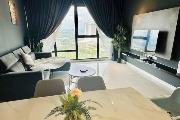 Living area - Mosaic 3Bedroom Dark Elegance with Bathtub 8-13pax (Plentong)