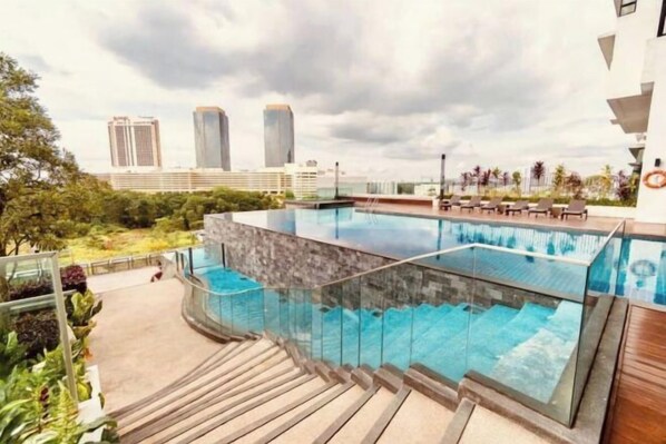 Outdoor pool - Mosaic 3Bedroom Dark Elegance with Bathtub 8-13pax (Plentong)