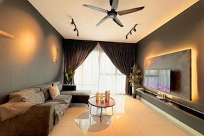 Living area - Mosaic 3Bedroom Dark Elegance with Bathtub 8-13pax (Plentong)